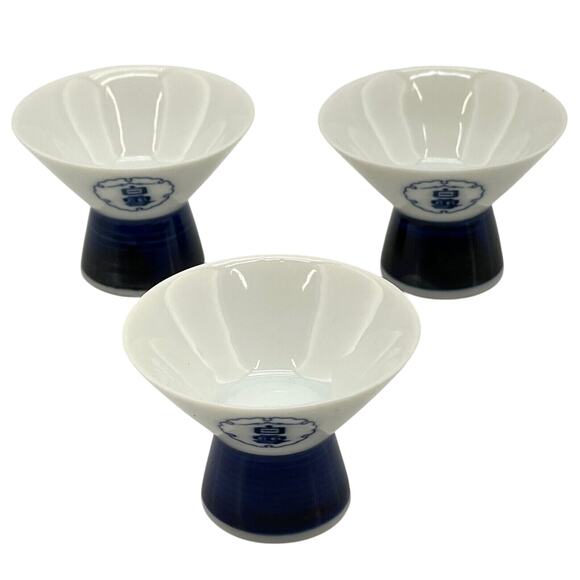 Vintage Japan Shirayuki Sake Set Blue & White Porcelain Carafe & 3 Cups Set - Picture 8 of 13